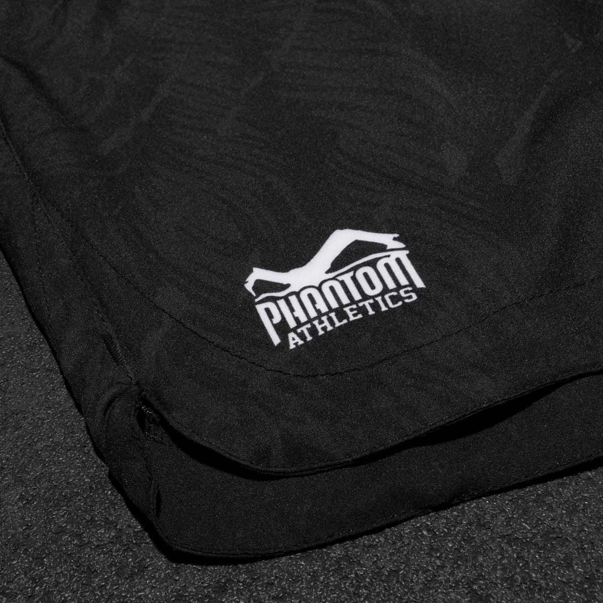 Das atmungsaktive Material der Fightshorts FUSION Lionheart bietet Komfort und Strapazierfähigkeit, die speziell auf die Anforderungen von Kampfsportarten wie MMA und Muay Thai abgestimmt sind. Diese Shorts halten auch intensiven Trainingseinheiten und Wettkämpfen problemlos stand.