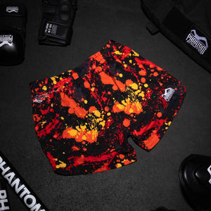 Die elastische Hüftpartie und der Kordelzug der FUSION Splatter Red Shorts bieten stabilen Halt und Komfort für BJJ, Nogi und Ringen. Das markante rote Splatter-Design vereint Stil und Funktionalität, ideal für anspruchsvolle Kampfsportler.