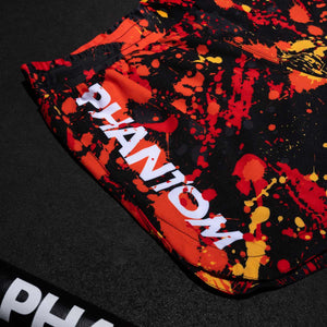 Ein Athlet trainiert in den FUSION Splatter Red Shorts, die für MMA, Ringen und Muay Thai entwickelt wurden. Die Shorts bieten Halt und Flexibilität, um auch intensiven Trainings- und Wettkampfanforderungen gerecht zu werden, mit einem auffälligen roten Design.