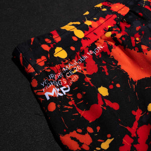Mit ihrem markanten roten Splatter-Muster und flexiblen Design sind die Fightshorts FUSION Splatter Red ideal für MMA und Muay Thai. Die Shorts bieten sicheren Halt und fördern die Bewegungsfreiheit, perfekt für schnelle Bewegungen und dynamisches Training.
