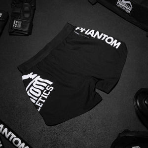 Die FUSION Team Shorts von Phantom Athletics bieten eine athletische Passform, die maximale Bewegungsfreiheit für Ringen, Nogi und Grappling ermöglicht. Hergestellt aus robustem Material, sind sie optimal für dynamische Kampfsportarten.