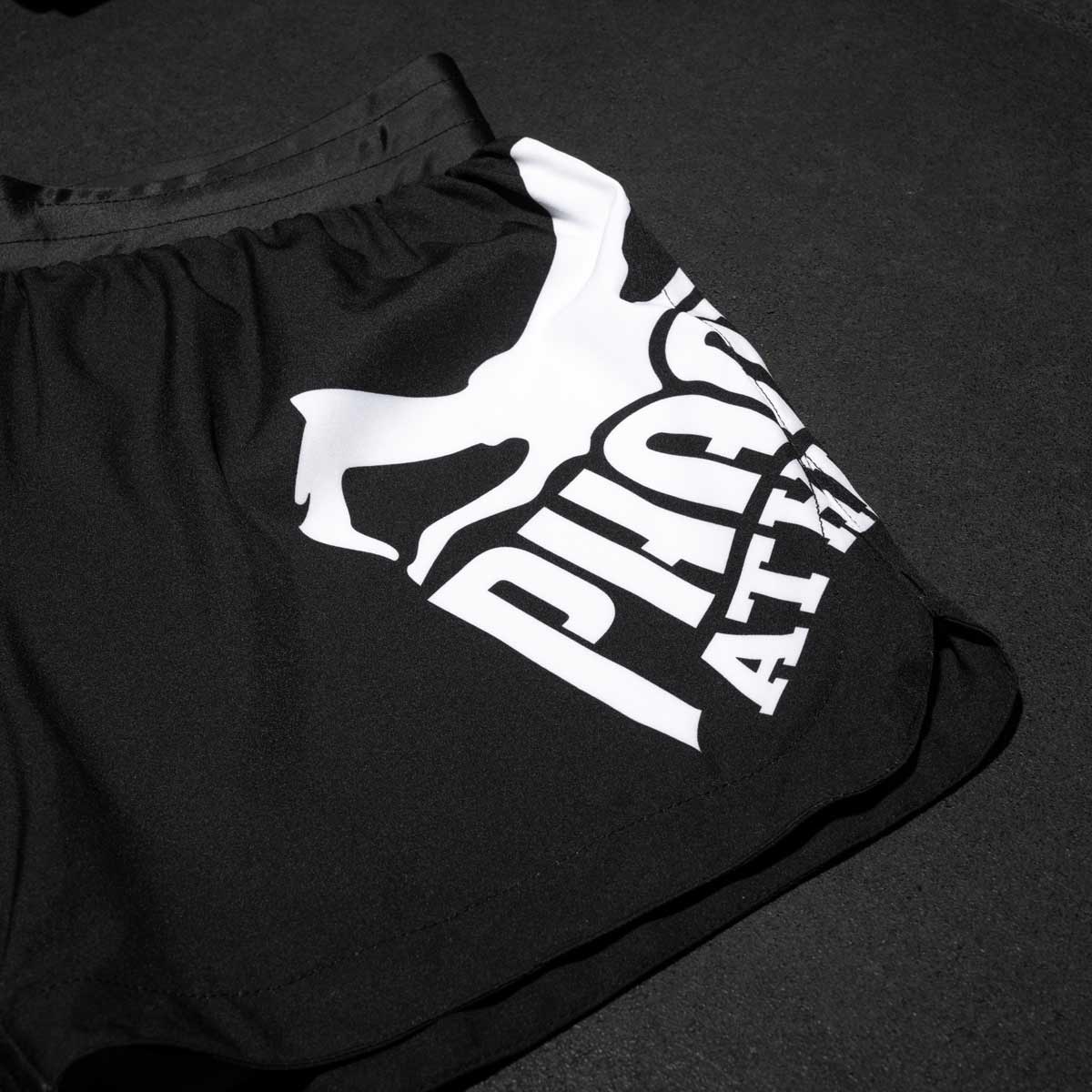 Das atmungsaktive Material der Fightshorts FUSION Team sorgt für langanhaltenden Komfort und Strapazierfähigkeit bei harten Trainingseinheiten und Wettkämpfen in MMA und Muay Thai. Entwickelt, um den Anforderungen intensiver Workouts standzuhalten.