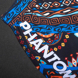 Die Fusion 2in1 Fightshorts „Hakuna Matata“ von Phantom Athletics bieten dir optimale Funktion beim MMA, BJJ oder Kickboxen. Mit ihrer engen Innenhose und der flexiblen Außenlage bist du bereit für jede Bewegung im Kampf.