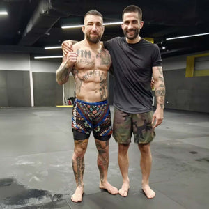 Die Fusion 2in1 Fightshorts „Hakuna Matata“ von Phantom Athletics kombinieren Funktionalität mit Stil. Der kurze Schnitt und das leichte, atmungsaktive Material sorgen für uneingeschränkte Bewegungsfreiheit bei jedem Training. Die integrierte Kompressionshose bietet zusätzlichen Halt und Komfort, während das einzigartige Design deinen sportlichen Look unterstreicht.