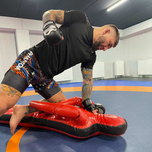 Stylische Phantom Athletics MMA-Shorts mit ergonomischem Schnitt und einzigartigem Hakuna-Matata-Look. Perfekt für intensives Training und Wettkämpfe, kombiniert Bewegungsfreiheit und Langlebigkeit.