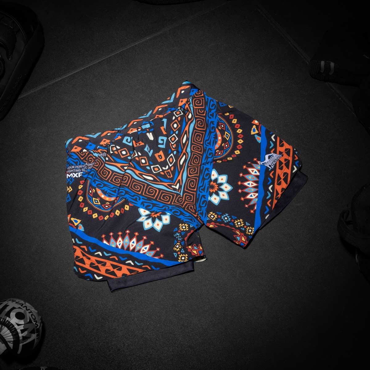 Die Fightshorts Fusion 2in1 &quot;Hakuna Matata&quot; von Phantom Athletics bieten dir volle Bewegungsfreiheit für MMA, BJJ und Thaiboxen. Mit integriertem Innenlayer sind sie ideal für dynamische Kampfsporteinheiten.