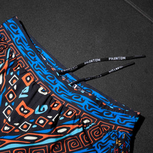 Die Kombination aus Stretchmaterial und sicherem Bund macht diese Shorts zum perfekten Begleiter für dein tägliches Training. Das auffällige Design sorgt zusätzlich für einen starken Auftritt im Gym.