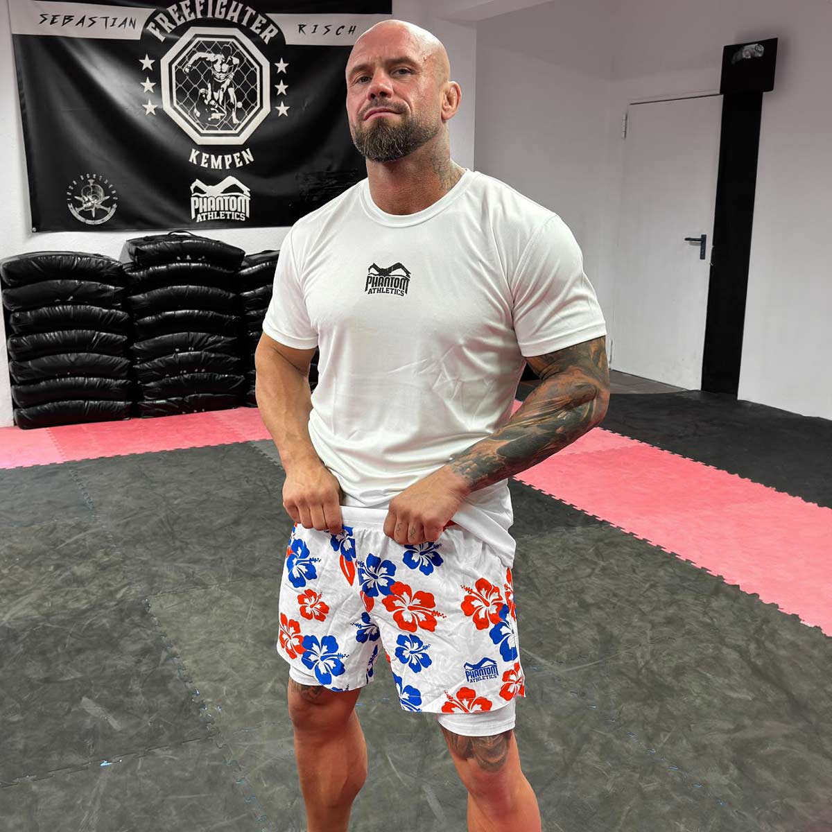 Phantom Athletics Fightshorts Fusion 2in1 Hawaii, ideal für MMA, Grappling und Kampfsporttraining. Diese hochwertigen Shorts bieten maximale Bewegungsfreiheit, einen bequemen 2in1-Schnitt und ein auffälliges Hawaii-inspiriertes Design für Training und Wettkämpfe.