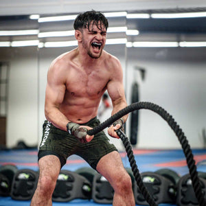 Innovative 2-in-1 Fightshorts von Phantom Athletics im Jungle-Design, perfekt für MMA, Grappling und Kampfsporttraining. Leichtes Obermaterial mit integriertem Kompressionsshorts für maximale Leistung und Komfort.