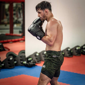 Hochwertige Phantom Athletics MMA-Shorts mit ergonomischem Schnitt und stylischem Jungle-Look. Bietet optimale Bewegungsfreiheit und Strapazierfähigkeit für Training und Wettkampf.