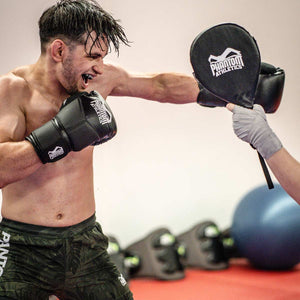 Boxing Paddles von Phantom Athletics, ideal für MMA, Muay Thai und Boxtraining. Perfekt für präzises Schlagtraining, mit robustem Design und ergonomischen Griffen für maximalen Komfort.
