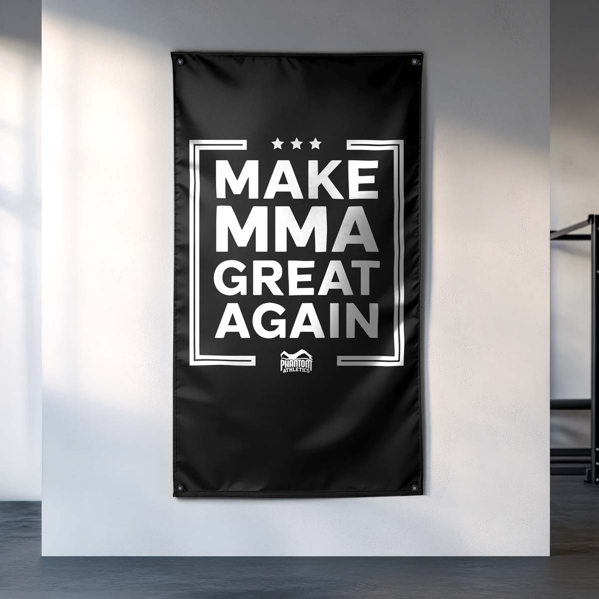 Die Gym Flag „Make MMA Great Again“ ist ein Must-have für alle Fans von Mixed Martial Arts, Grappling und Kickboxen. Mit ihrem starken Statement bringt sie Motivation und echten Kampfgeist in jedes Kampfsport-Gym.