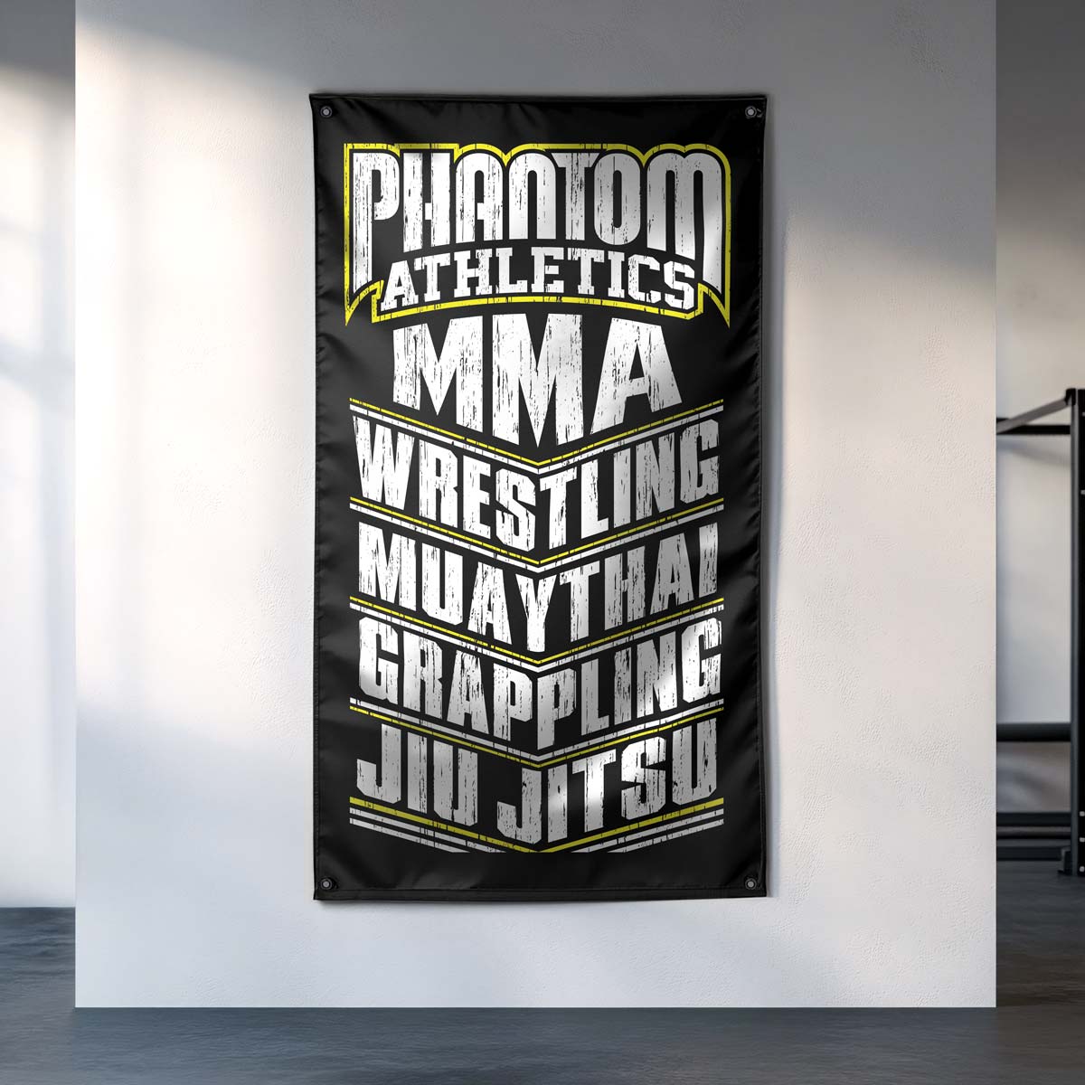 Die Gym Flag „MMA Sports“ ist perfekt für alle Fans von Mixed Martial Arts, Boxen, Kickboxen und Grappling. Sie bringt echtes Kampfsport-Feeling und die Atmosphäre des Octagons direkt in dein Gym oder Home Gym.