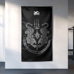 Die Gym Flag „Sak Yant“ im Muay Thai Design ist ein echtes Statement für alle Kampfsport-Fans. Mit traditionellen thailändischen Symbolen bringt sie authentisches Muay Thai Flair in dein Gym oder Trainingsraum.