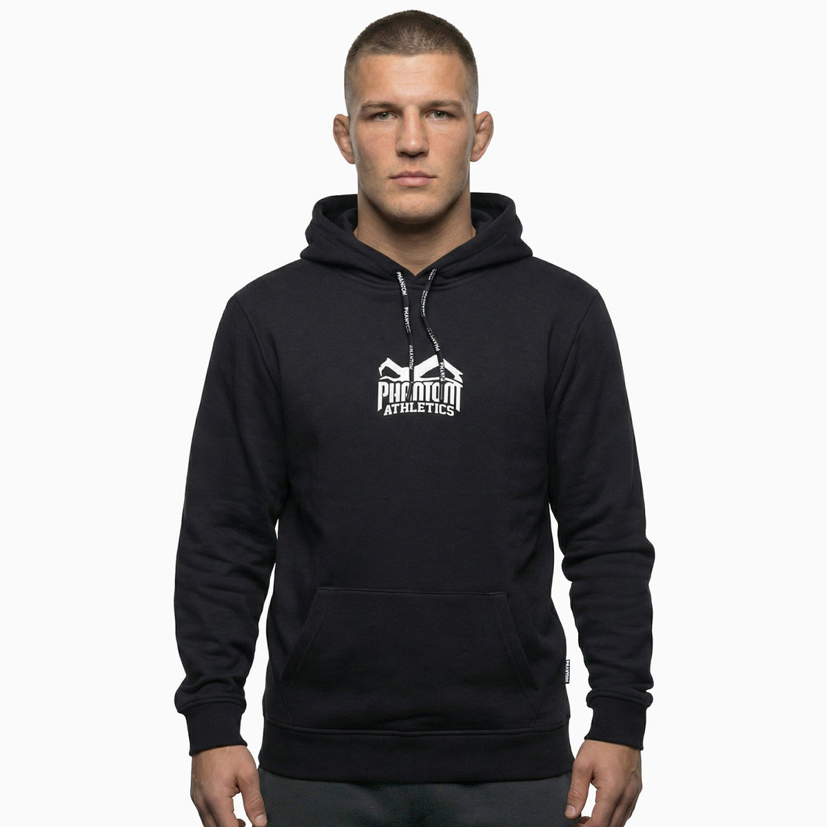 Premium Phantom Athletics APEX Hoodie in Schwarz mit athletischem Schnitt, perfekt für Aufwärmen, MMA‑Training und Fitness‑Sessions im Kampfsport‑Alltag.