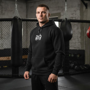 Schwarzer Phantom Athletics APEX Hoodie: Premium Trainingssweater für Muay Thai, Grappling oder Sparring mit Atmungsaktivität und Komfort.