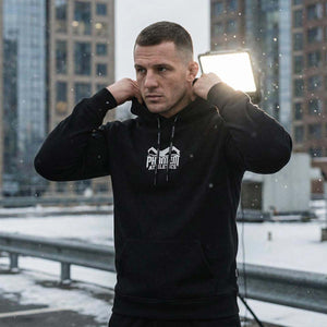 Premium Hoodie Apex Black von Phantom Athletics für Kampfsportler, der Komfort und Performance vereint und sich optimal zum Aufwärmen vor Jiu‑Jitsu, Grappling oder Muay Thai‑Einheiten eignet. Das hochwertige, weiche Material sorgt für angenehme Wärme und Bewegungsfreiheit bei jedem Training. Ein stylischer Trainings‑ und Freizeit‑Hoodie für ernsthafte Sportler.