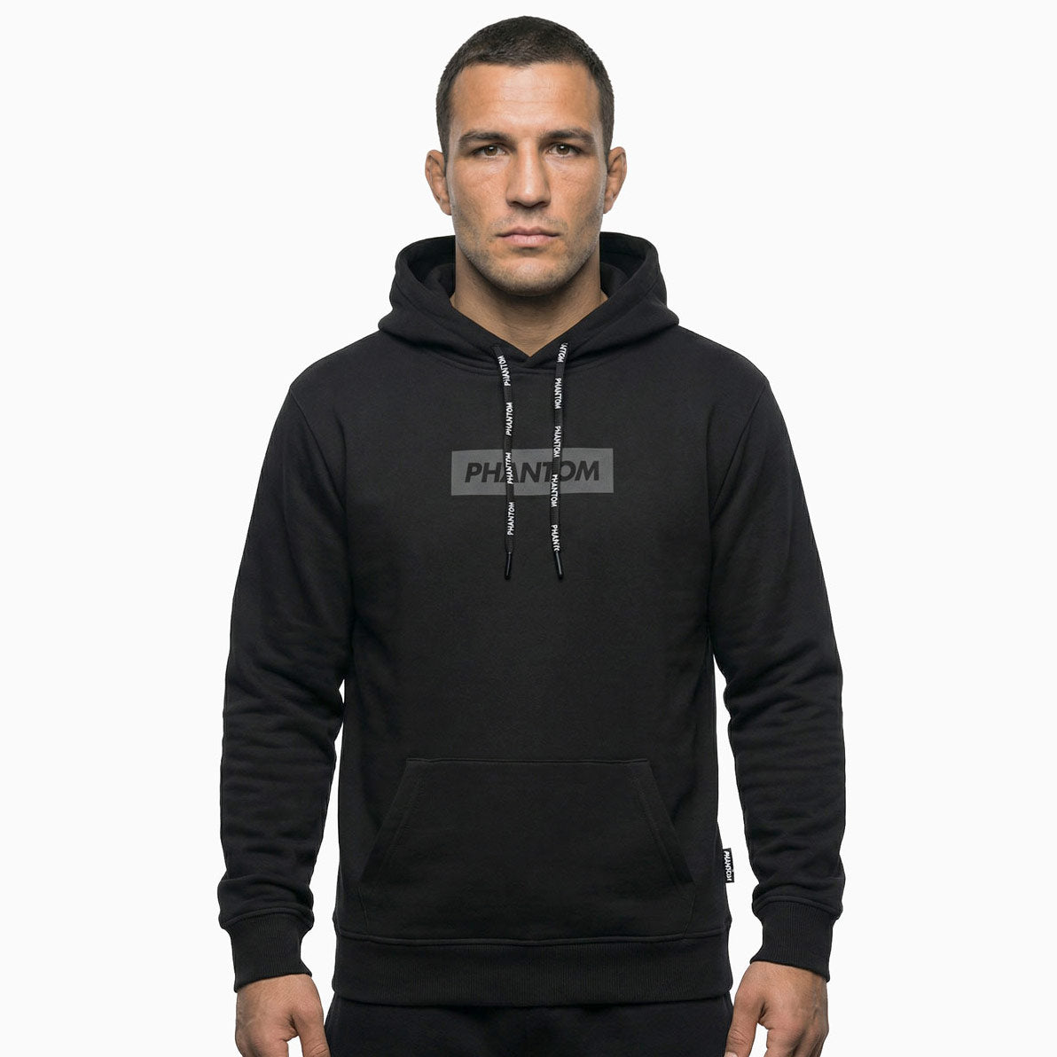 Hochwertiger Phantom Athletics Hoodie ZERO in Schwarz‑Grau mit komfortabler Passform, perfekt für Kampfsport‑Athleten im Muay Thai, MMA, Boxen oder Kickbox‑Training. Der stylische Kapuzenpullover vereint urbanen Streetwear‑Look mit funktionalem Komfort für Training, Warm‑ups und Freizeit im Gym.