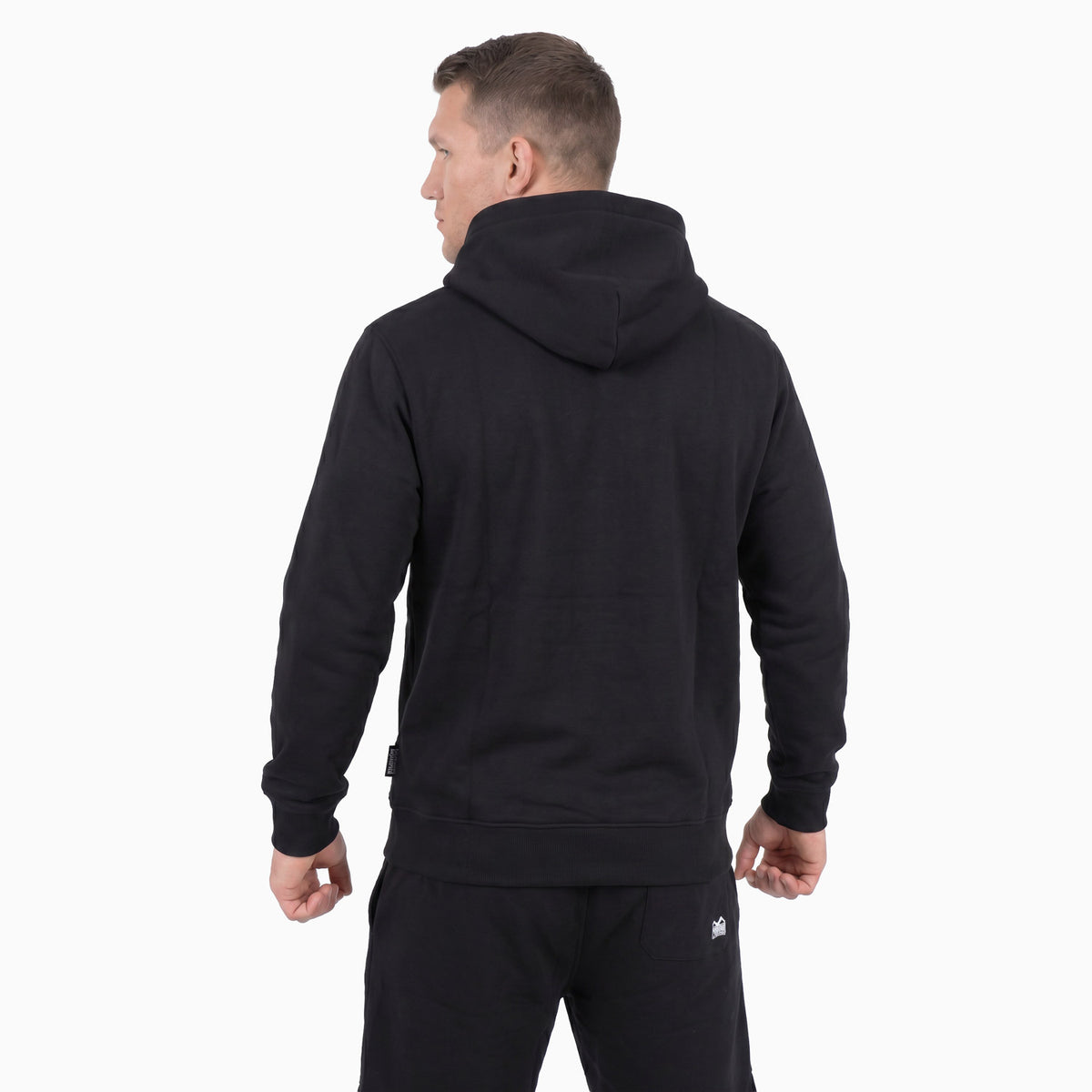 Dieser Premium Hoodie von Phantom Athletics überzeugt durch sein minimalistisches Design und seine robuste Verarbeitung im Kampfsport. Ideal für MMA, Boxen und Fitness Training sowie für entspannte Phasen nach intensiven Sparring-Einheiten.