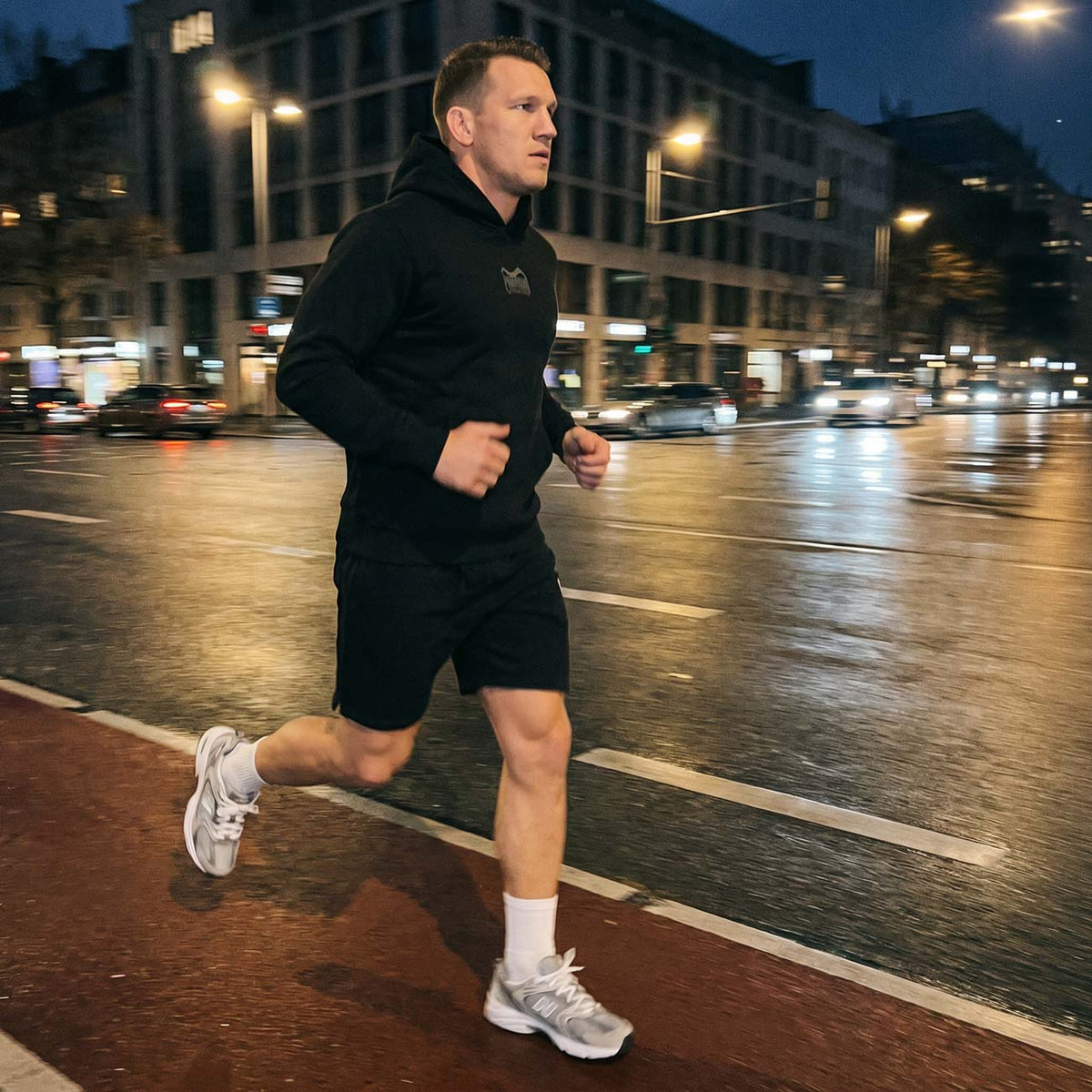 Der APEX Heavyweight Hoodie kombiniert einen cleanen Look mit funktionaler Performance für Kampfsport und Alltag. Perfekt geeignet für Training, Grappling oder Muay Thai und bietet durch das schwere Material ein stabiles und hochwertiges Tragegefühl.