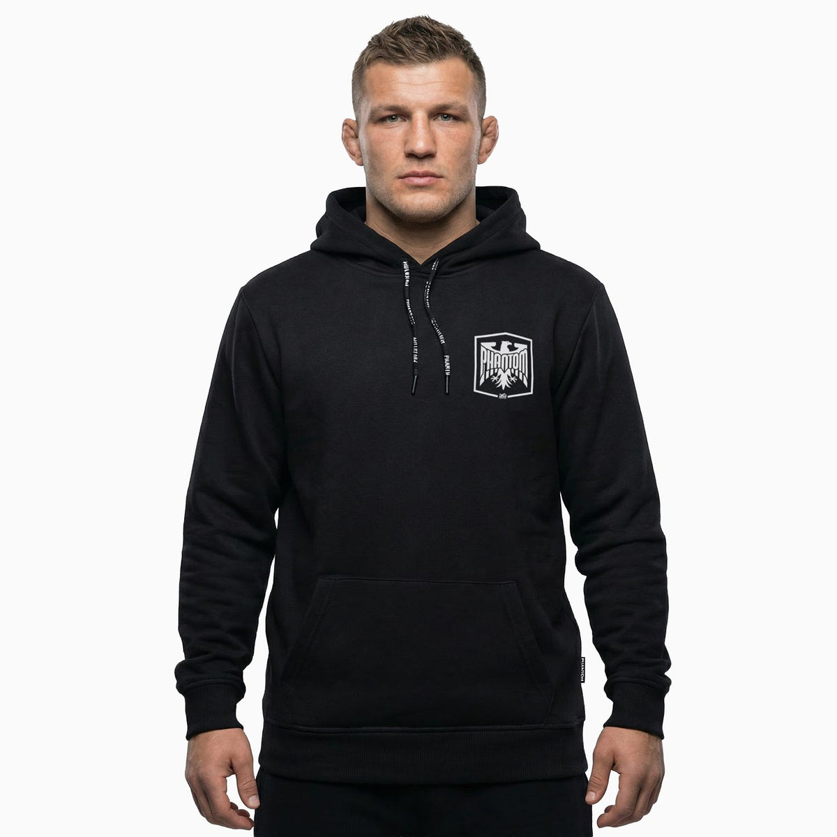 Funktioneller Kampfsport‑Hoodie von Phantom Athletics in Schwarz mit athletischem Schnitt und komfortabler Kängurutasche für den Weg zum Gym oder Outdoor‑Training.