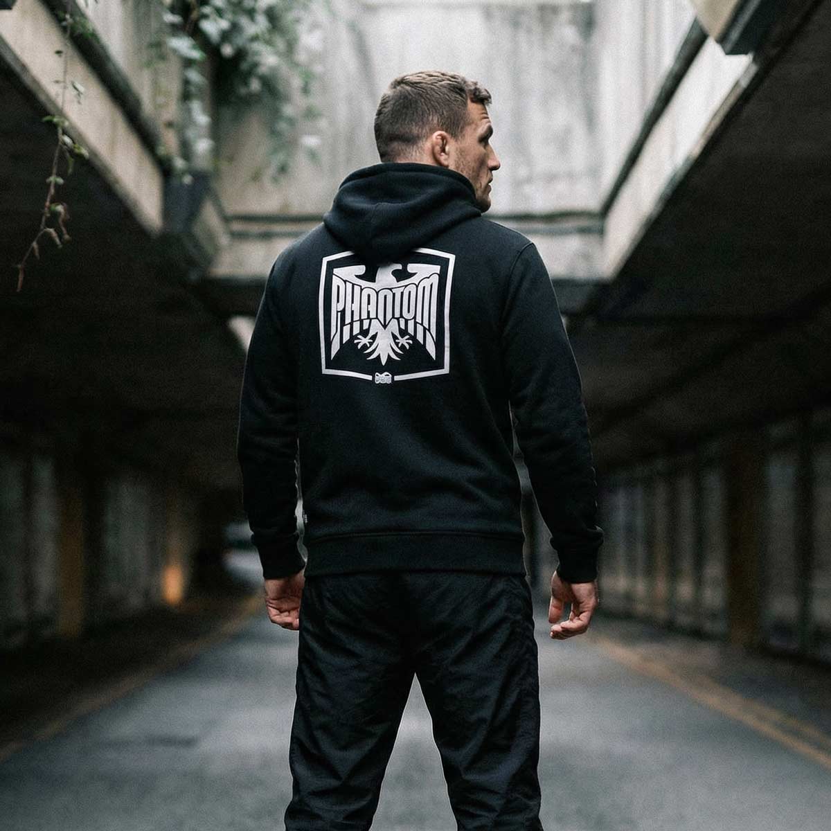 Hochwertiger Phantom Athletics Hoodie Germany Schwarz mit kräftigem Deutschlanddesign, atmungsaktivem Material und optimaler Bewegungsfreiheit bei Training und Aufwärmen.