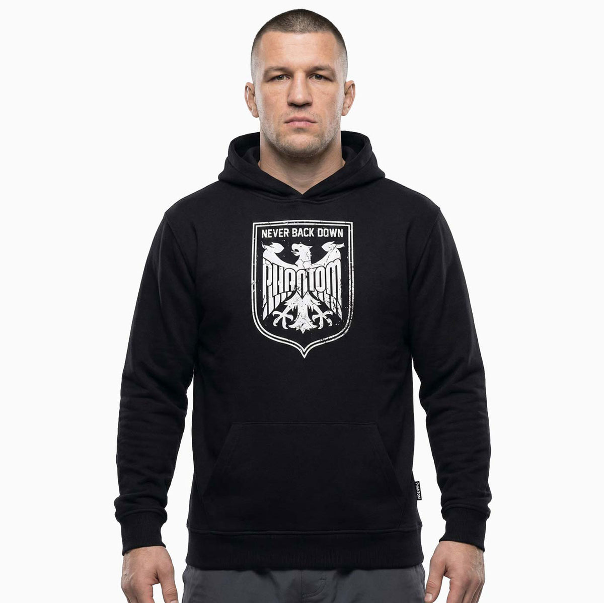 Kampfsport‑Hoodie von Phantom Athletics in Schwarz mit kontrastreichen weißen Details für Muay Thai‑Warm‑Ups und Technik‑Workouts. Germany-Design Never Back Down. 