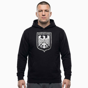 Kampfsport‑Hoodie von Phantom Athletics in Schwarz mit kontrastreichen weißen Details für Muay Thai‑Warm‑Ups und Technik‑Workouts. Germany-Design Never Back Down. 