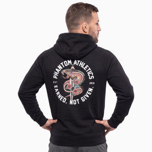 Der Phantom Athletics Hoodie SERPENT kombiniert einen sportlichen Schnitt mit markantem Schlangen-Design für einen kraftvollen Kampfsport-Look. Die hochwertige Fightwear eignet sich ideal für MMA, Boxen, Kickboxen, Muay Thai sowie für Freizeit und Gym.