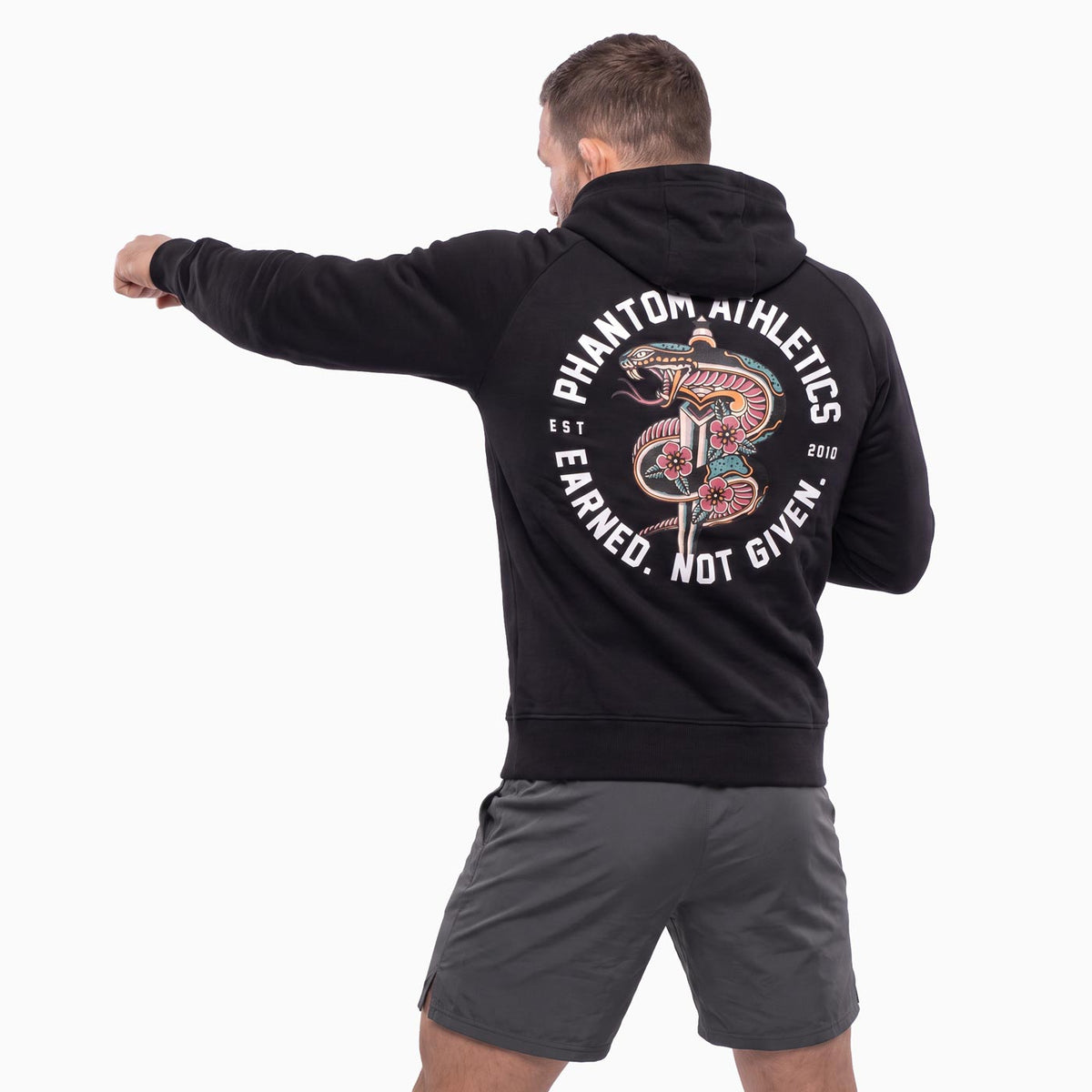 Mit dem Phantom Athletics Hoodie SERPENT tragen Kampfsportler einen markanten Fightwear-Look mit charakterstarkem Schlangenmotiv. Die hochwertige Kampfsportbekleidung passt perfekt zu MMA, Boxen, Muay Thai, Kickboxen und einem aktiven Lifestyle.