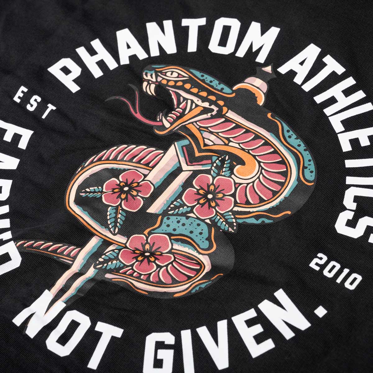 Der Phantom Athletics SERPENT Hoodie wurde für Fighter entwickelt, die Komfort mit einem starken Kampfsport-Design verbinden möchten. Das markante Schlangenmotiv macht den Hoodie zum idealen Begleiter vor und nach dem Training sowie in der Freizeit.
