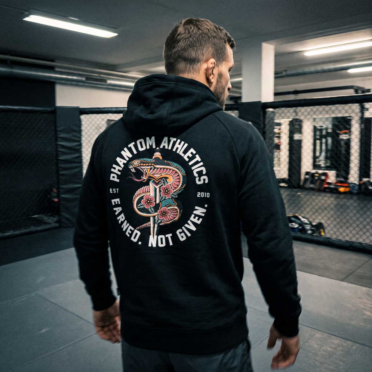 Der Phantom Athletics Hoodie SERPENT verbindet moderne Streetwear mit der kompromisslosen Ästhetik des Kampfsports. Der komfortable Hoodie eignet sich für Fighter aus MMA, Boxen, Kickboxen und Muay Thai sowie für Gym und Alltag.