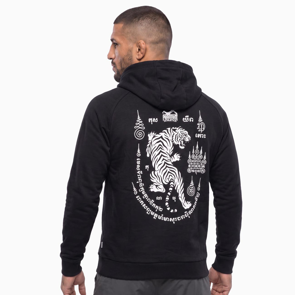 Der Phantom Athletics Hoodie Tiger Yant kombiniert klassischen Kampfsport-Style mit einem markanten Sak-Yant-inspirierten Tiger-Design. Die hochwertige Fightwear eignet sich ideal für Muay Thai, Kickboxen, MMA und den sportlichen Alltag.