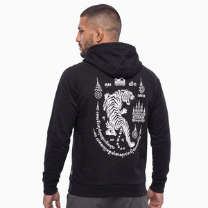 Der Phantom Athletics Hoodie Tiger Yant kombiniert klassischen Kampfsport-Style mit einem markanten Sak-Yant-inspirierten Tiger-Design. Die hochwertige Fightwear eignet sich ideal für Muay Thai, Kickboxen, MMA und den sportlichen Alltag.