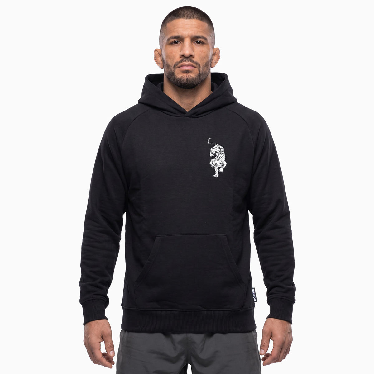 Der Phantom Athletics Tiger Yant Hoodie verbindet hohen Tragekomfort mit einem kraftvollen Design aus der traditionellen Muay-Thai-Kultur. Ideal für Fighter und Kampfsportfans beim Warm-up, auf dem Weg ins Gym oder in der Freizeit.