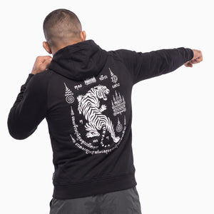 Mit dem Phantom Athletics Hoodie Tiger Yant tragen Kampfsportler einen markanten Look mit klarer Verbindung zu Muay Thai und traditioneller Sak-Yant-Kunst. Die hochwertige Kampfsportbekleidung eignet sich für Training, Fight Events und lässige Streetwear.
