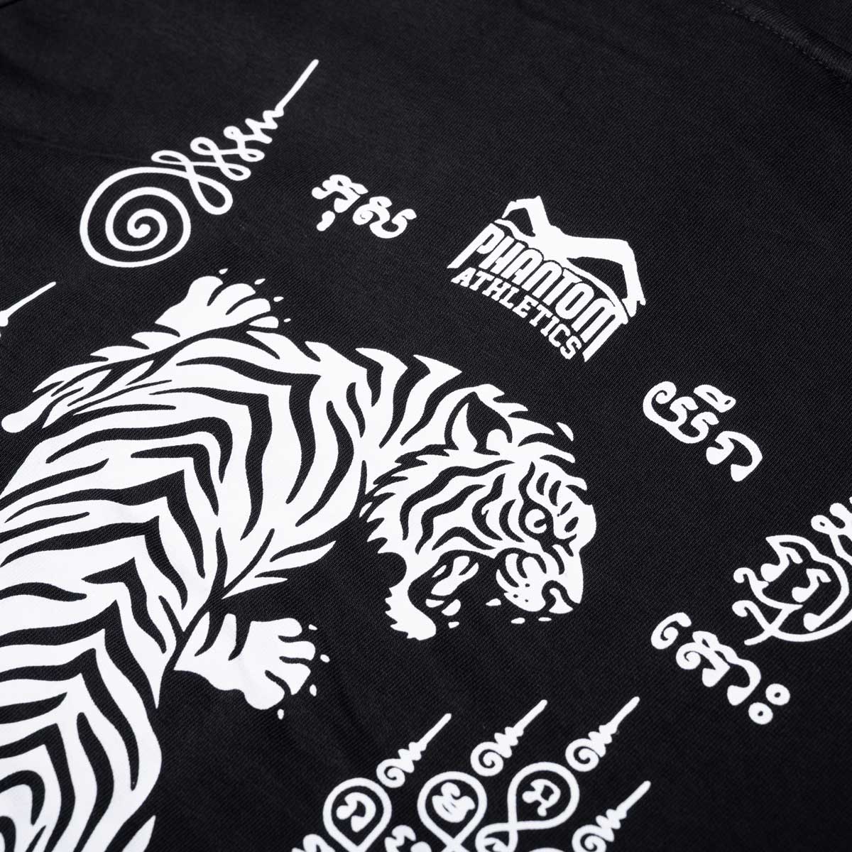 Der Phantom Athletics Tiger Yant Hoodie bringt die Ästhetik traditioneller thailändischer Kampfsportkultur in moderne Fightwear. Das auffällige Tiger-Yant-Design macht den Hoodie zum idealen Begleiter für Muay Thai, Kickboxen, MMA und Freizeit.