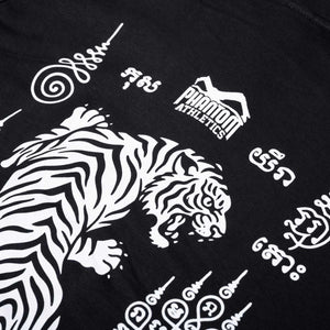 Der Phantom Athletics Tiger Yant Hoodie bringt die Ästhetik traditioneller thailändischer Kampfsportkultur in moderne Fightwear. Das auffällige Tiger-Yant-Design macht den Hoodie zum idealen Begleiter für Muay Thai, Kickboxen, MMA und Freizeit.