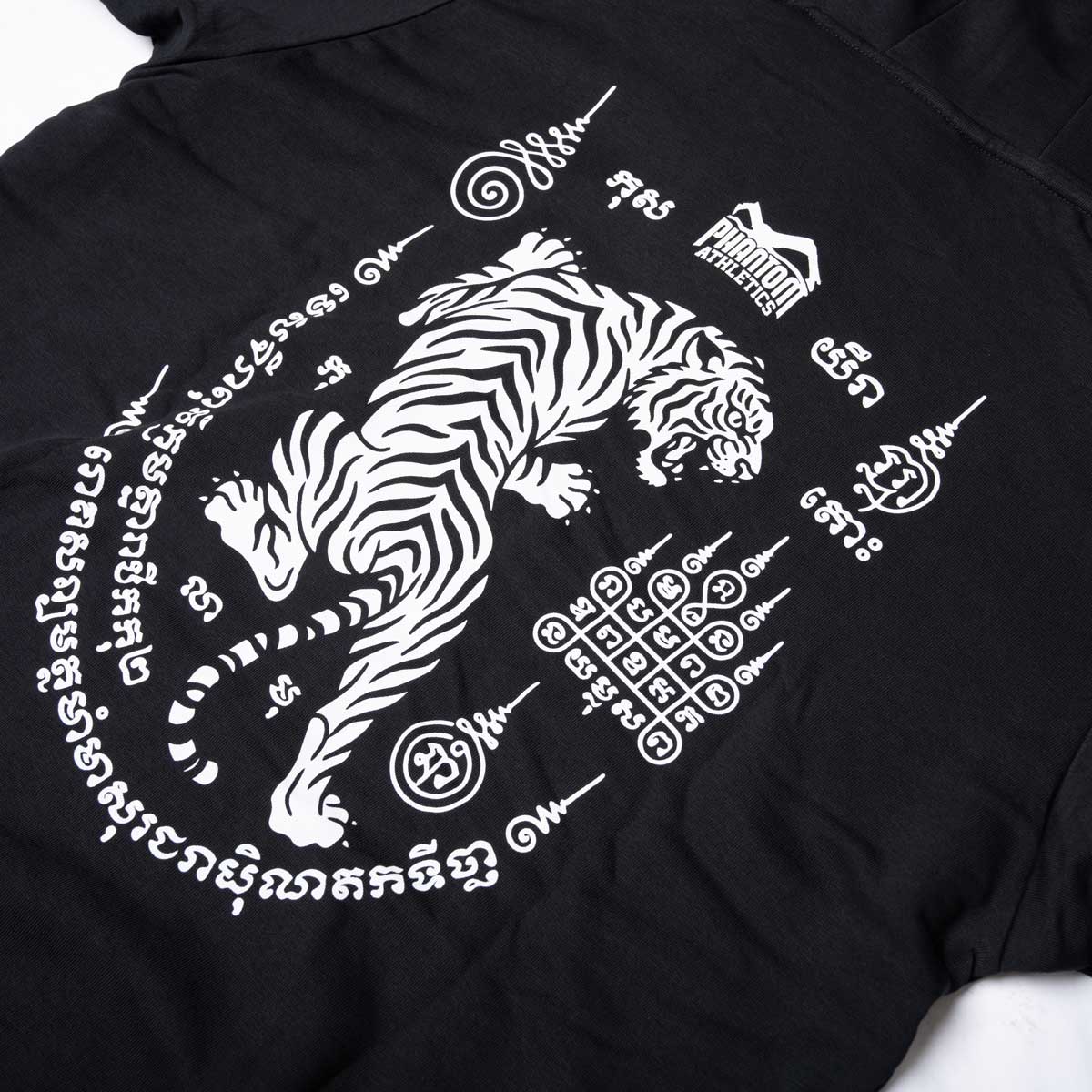 Der Phantom Athletics Hoodie Tiger Yant wurde für Fighter entwickelt, die funktionelle Kampfsportbekleidung mit einem charakterstarken Design verbinden möchten. Der sportliche Hoodie bietet angenehmen Komfort vor und nach dem Training sowie im Alltag.
