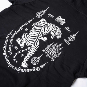 Der Phantom Athletics Hoodie Tiger Yant wurde für Fighter entwickelt, die funktionelle Kampfsportbekleidung mit einem charakterstarken Design verbinden möchten. Der sportliche Hoodie bietet angenehmen Komfort vor und nach dem Training sowie im Alltag.
