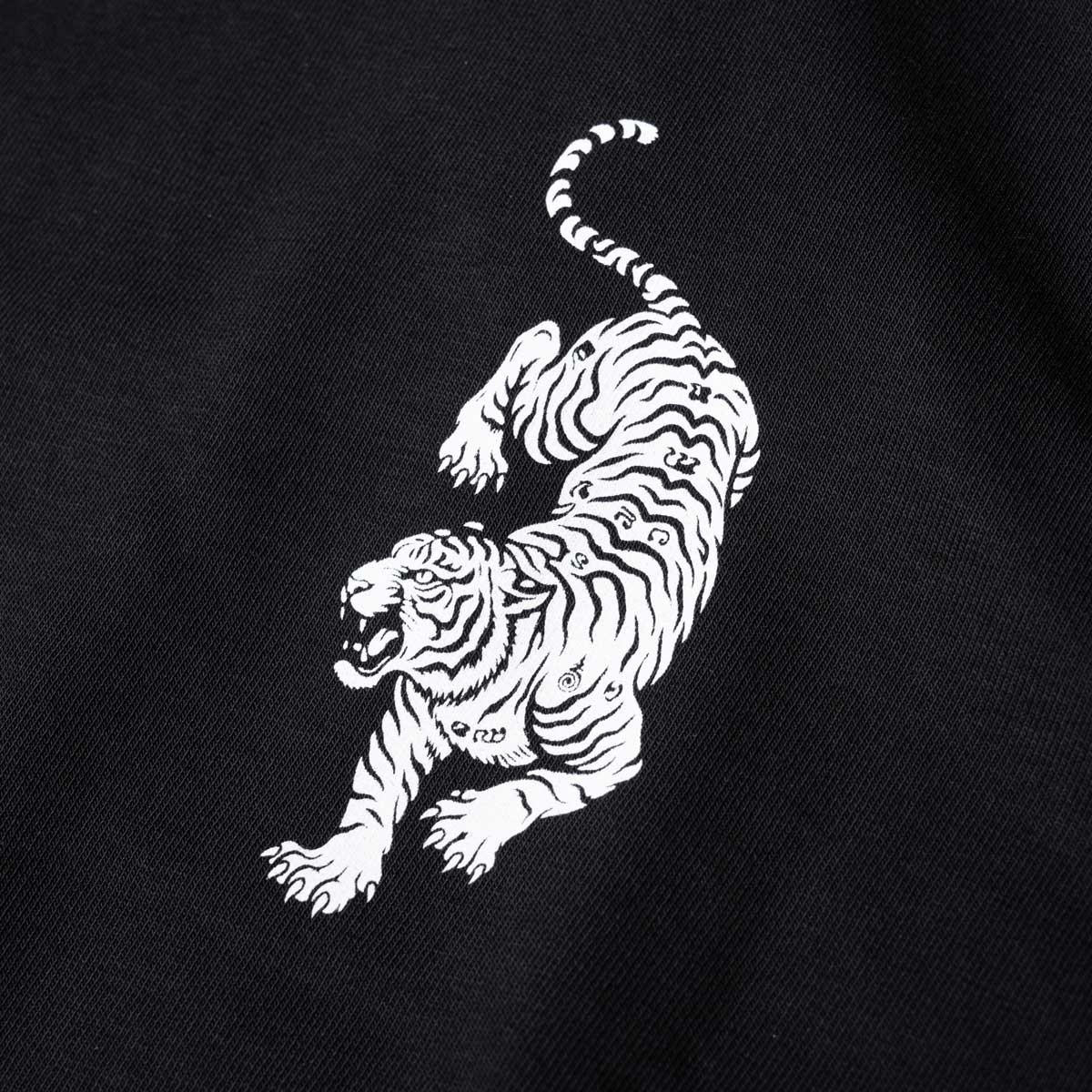 Der Phantom Athletics Tiger Yant Hoodie verbindet authentischen Fightwear-Style mit einem vom Sak Yant inspirierten Tiger-Motiv. Die hochwertige Kampfsportbekleidung passt perfekt zu Athleten aus Muay Thai, MMA, Kickboxen und Boxen.