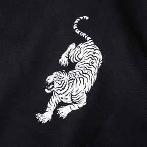 Der Phantom Athletics Tiger Yant Hoodie verbindet authentischen Fightwear-Style mit einem vom Sak Yant inspirierten Tiger-Motiv. Die hochwertige Kampfsportbekleidung passt perfekt zu Athleten aus Muay Thai, MMA, Kickboxen und Boxen.