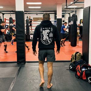 Mit dem Phantom Athletics Hoodie Tiger Yant trifft moderner Streetwear-Look auf die traditionsreiche Ästhetik des thailändischen Kampfsports. Das markante Design eignet sich ideal für Muay-Thai-Fighter, Kampfsportfans, Gym und Freizeit.