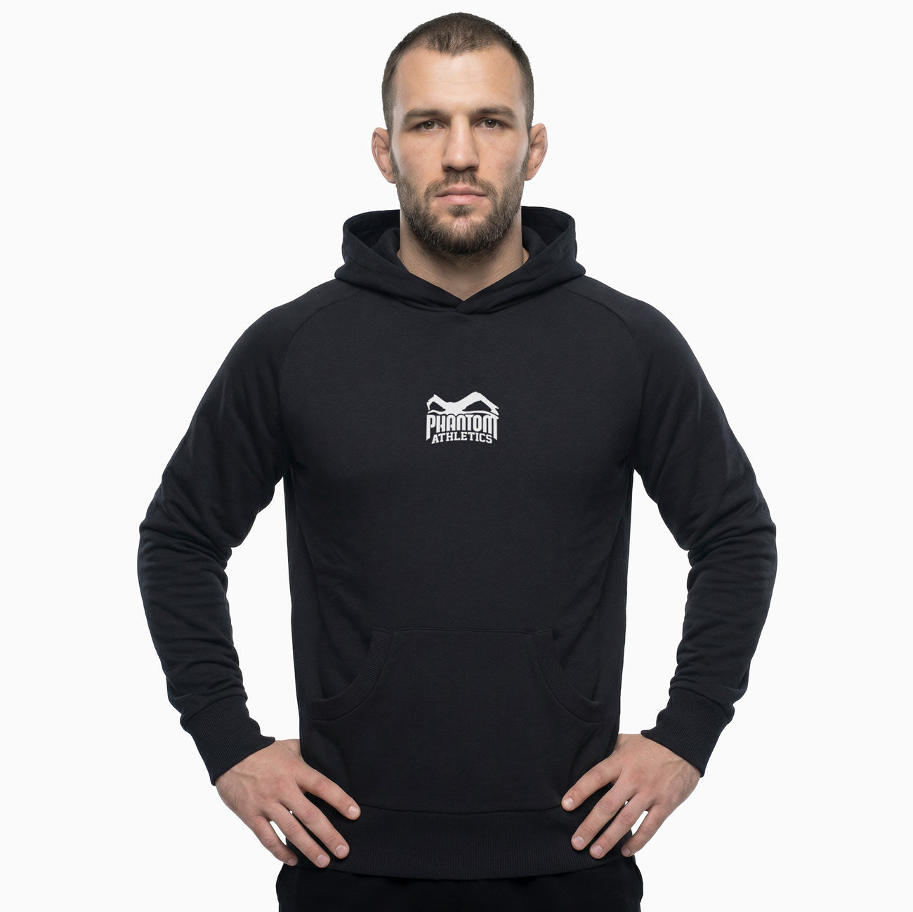Phantom Athletics Team Hoodie in Schwarz – hochwertiger Kapuzenpullover für Kampfsport und intensives Training im Gym. Ideal für MMA, Boxen, Kickboxen oder Muay Thai und perfekt geeignet für Aufwärmen, Training und Alltag von echten Fighters.