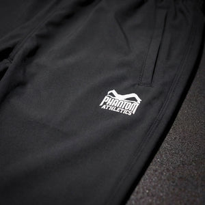 Phantom Athletics steht mit der EVO Jogger für hochwertige Trainingsbekleidung im Kampfsport. Die enganliegende Passform und das elastische Material unterstützen dynamische Bewegungen bei intensiven Workouts.