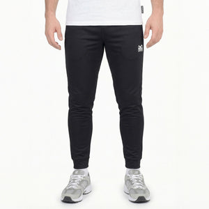 Mit der Phantom Athletics EVO Jogginghose bist du perfekt ausgestattet für Sparring, Gym-Training und aktive Regeneration. Das leichte, flexible Performance-Material sorgt für maximale Bewegungsfreiheit bei jeder Einheit.