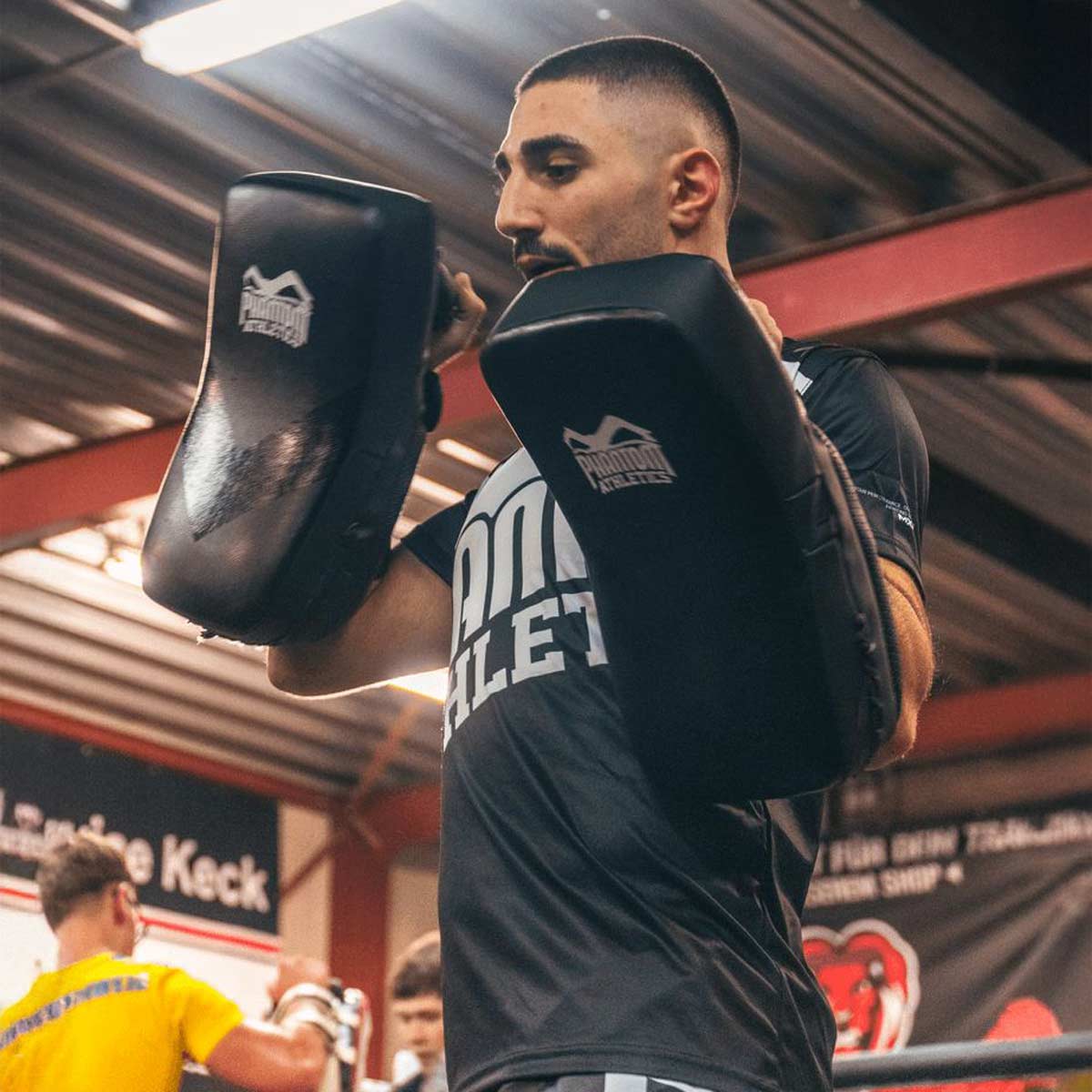 Phantom Athletics Kick Pads Riot Pro – hochwertiger, professioneller Kampfsport‑Kickpad mit robustem Material und exzellenter Dämpfung, ideal für intensives Kickboxen, Muay Thai und MMA‑Training. Entwickelt für Trainer und Athleten, die Performance, Komfort und Sicherheit bei Tritt‑ und Schlag‑Drills suchen.