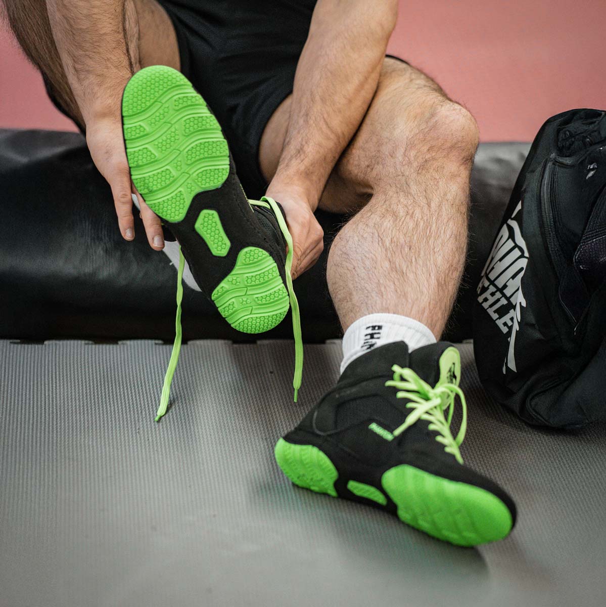 Mit den Kids Wrestling Shoes Tactic Neon trainieren Kinder sicher und mit vollem Fokus. Das leichte Material und die rutschfeste Sohle unterstützen schnelle, präzise Bewegungen im Kampfsport.