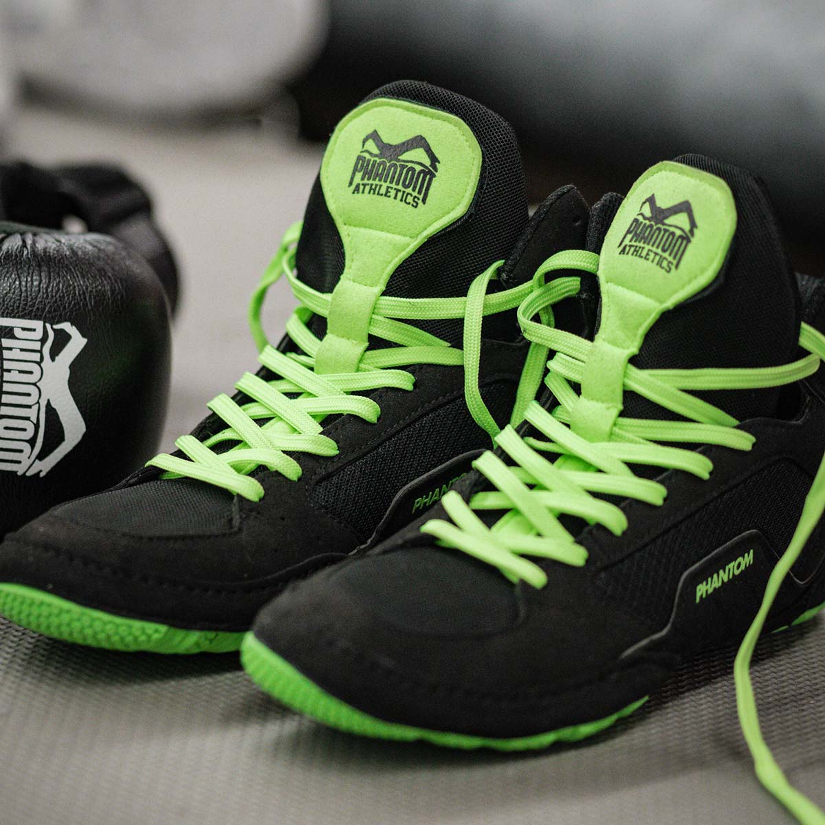 Die Phantom Athletics Ringerschuhe für Kinder in Neonfarben sorgen für maximale Sichtbarkeit und Style auf der Matte. Sie bieten optimalen Halt und Flexibilität für junge Ringer im Training und Wettkampf.