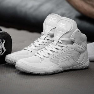 Die weißen Tactic Ringerschuhe für Kinder von Phantom Athletics bieten Stabilität und sicheren Halt auf der Matte. Ideal für junge Kampfsportler, die im Ringen Technik und Kontrolle trainieren.